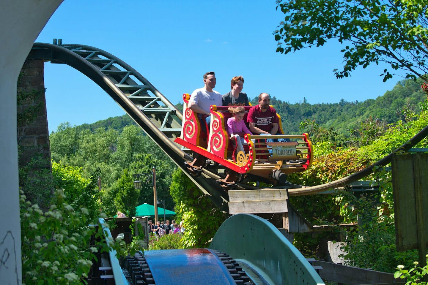 Une famille fait un tour de bûches rouge et or.